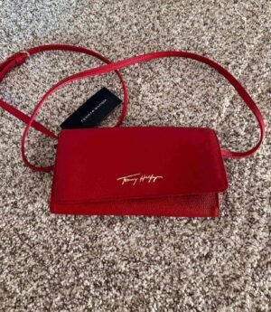 WhatsApp Image 2026-08-13 at 5.40.41 PM (1) (1) (1) (2) (1) (1) (1) Bolso Iconic Tommy Hilfiger Crossover Sign