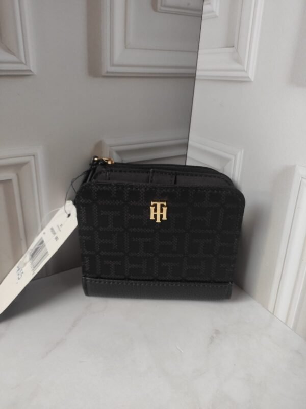 Billetera negra con monograma TH y cremallera